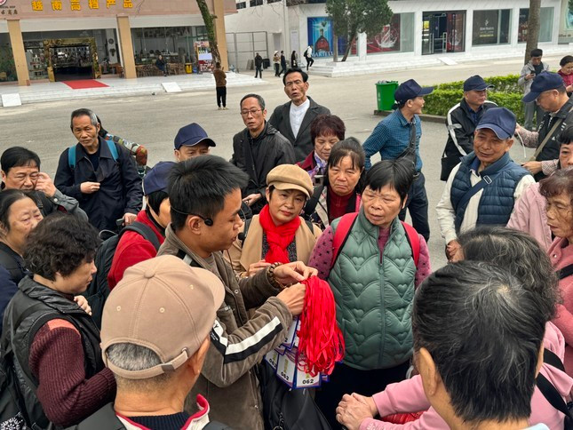 Lo ‘voi bach tuoc’ du lich 0 dong tu viec khach Trung Quoc o at qua Mong Cai