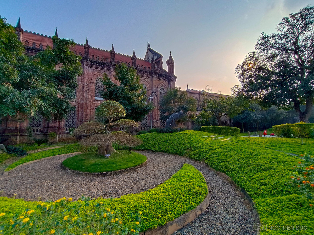 Nổi bật nhất ở Đan viện Thánh Mẫu Châu Sơn là khu vực nhà thờ cổ được thiết kế theo lối kiến trúc Gothic với các cửa sổ, cửa chính đều có một đặc điểm chung là mái vòm cong vút, nhọn hoắt.