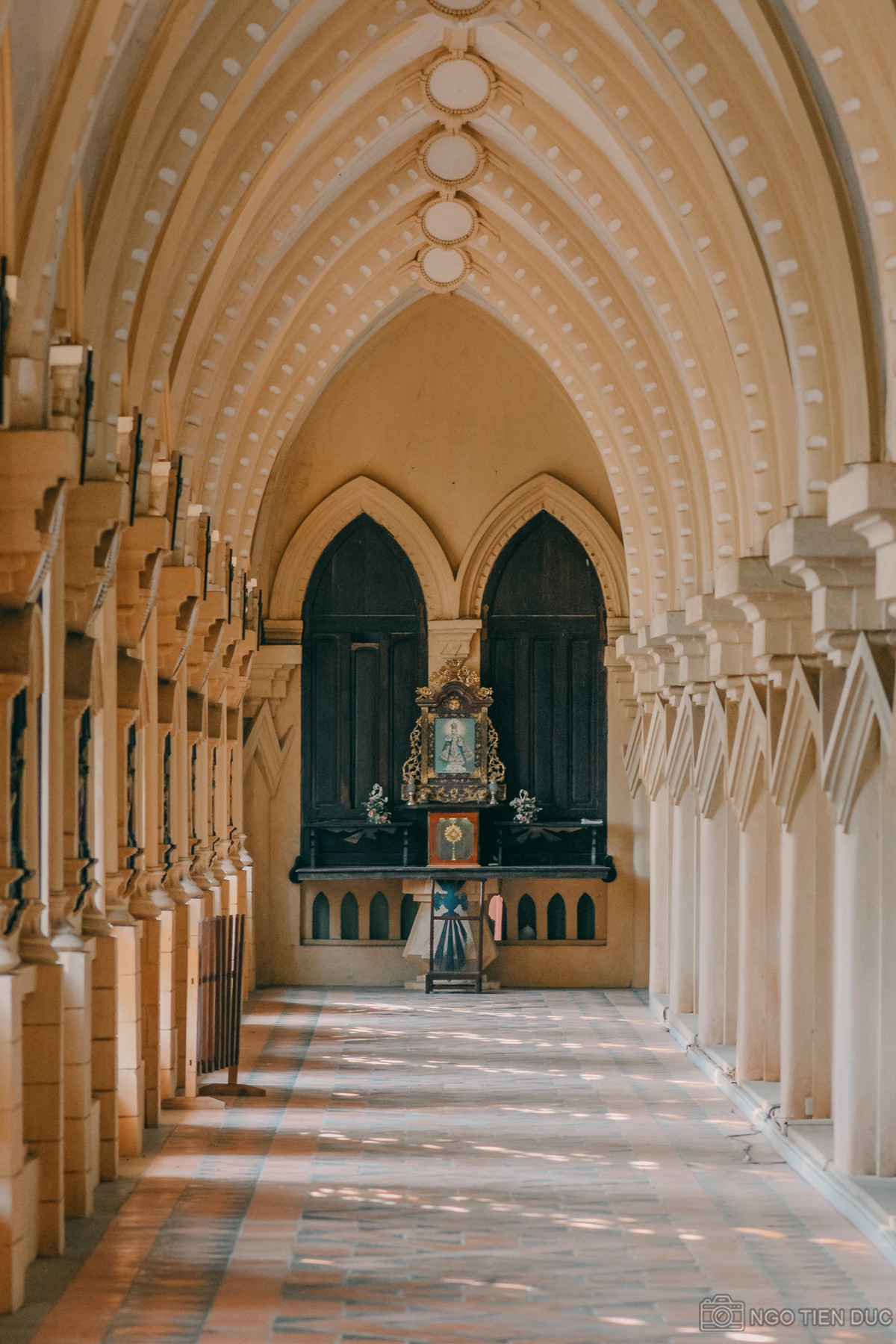 Dọc hai bên hành lang nhà thờ là các cột được trạm khắc rất tinh xảo, xung quanh được tô điểm bởi các bức họa Chúa, các thánh, làm tăng thêm vẻ tôn nghiêm, linh thiêng.