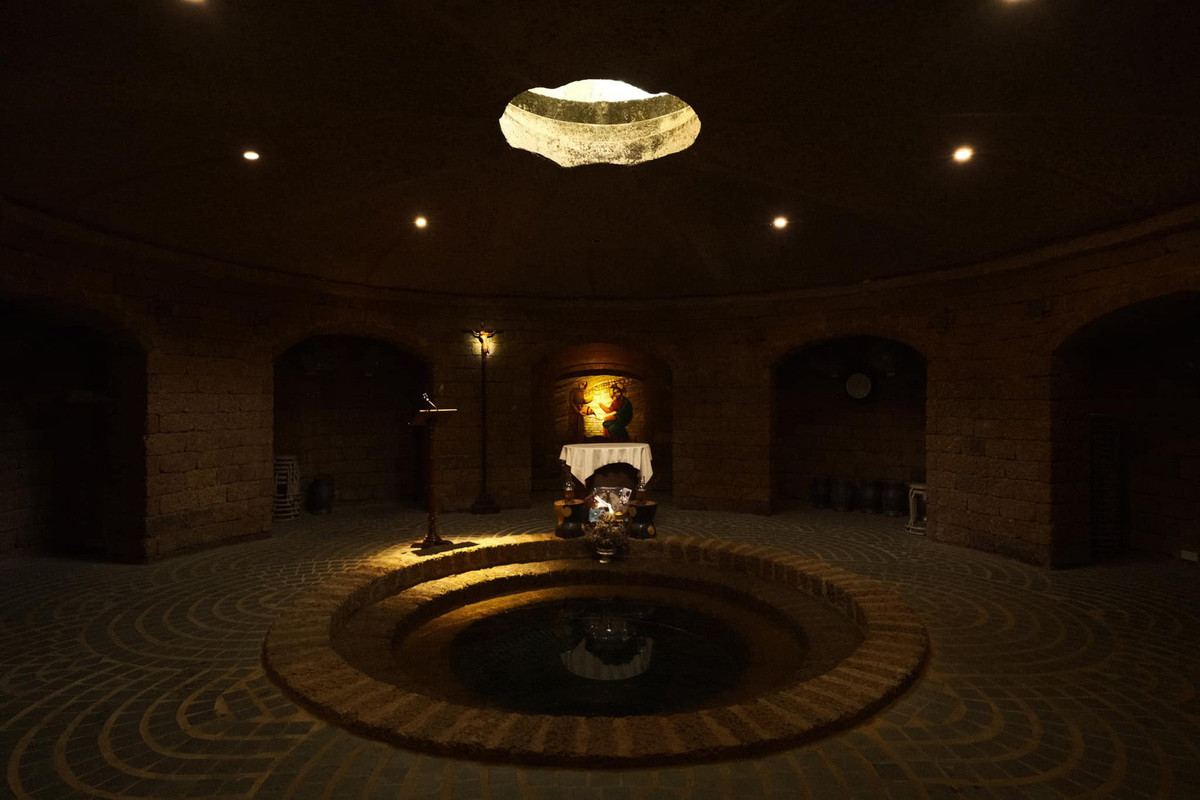 Ngay giữa vườn cầu nguyện Fatima là một giếng cổ.