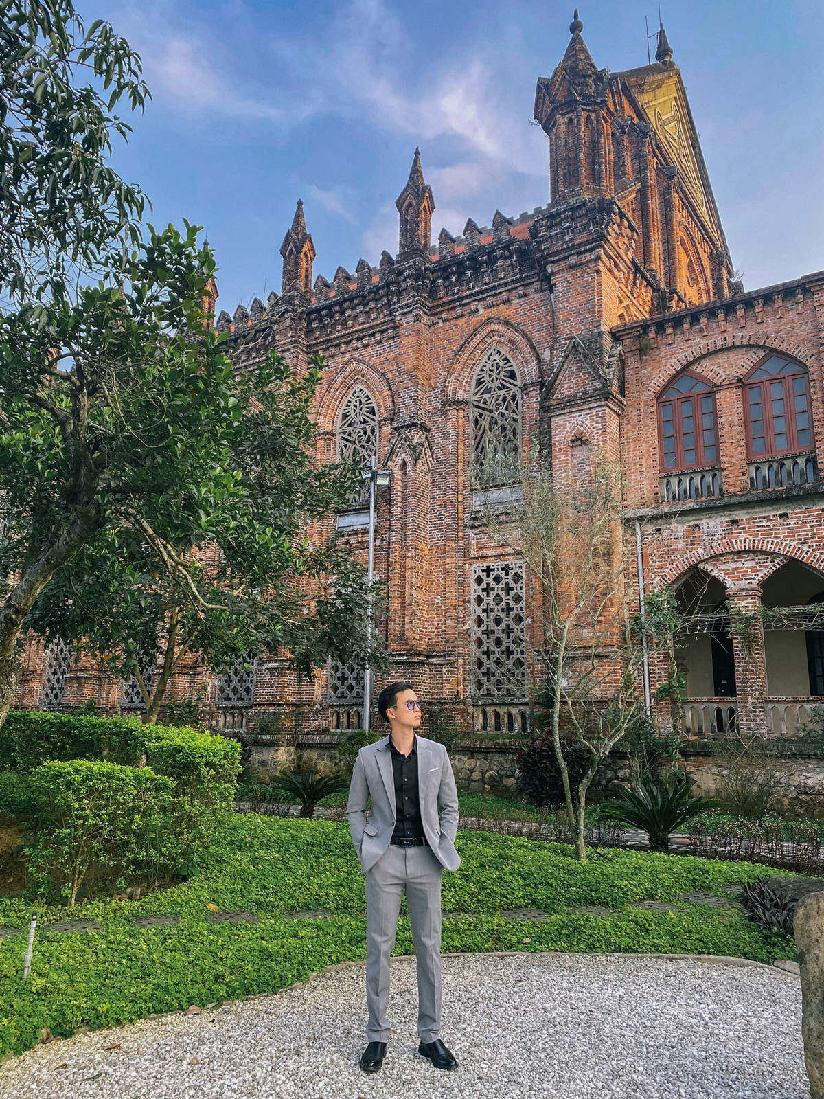 Bạn Ngô Tiến Đức – một nhiếp ảnh gia tự do cho biết, đường đi tới Đan viện Châu Sơn khá thuận tiện. Nơi đây cũng có chỗ để ô tô và xe máy rộng rãi, không mất phí gửi xe hay vào cửa.