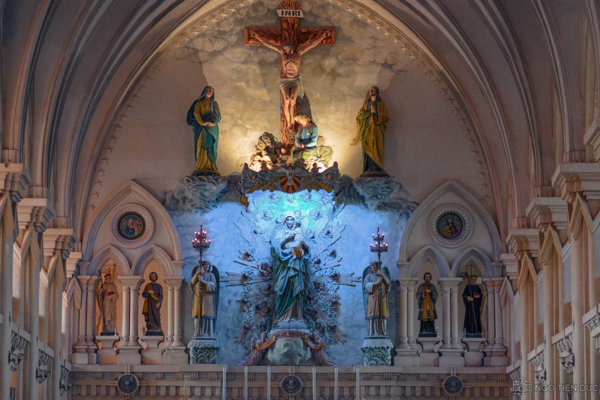 Thánh đường là nơi thờ chúa Jesus và cầu nguyện mỗi ngày. Mái vòm trắng cao 21m trong lòng thánh đường chính là công trình kiến trúc đồ sộ, nguy nga nhất ở Đan viện.