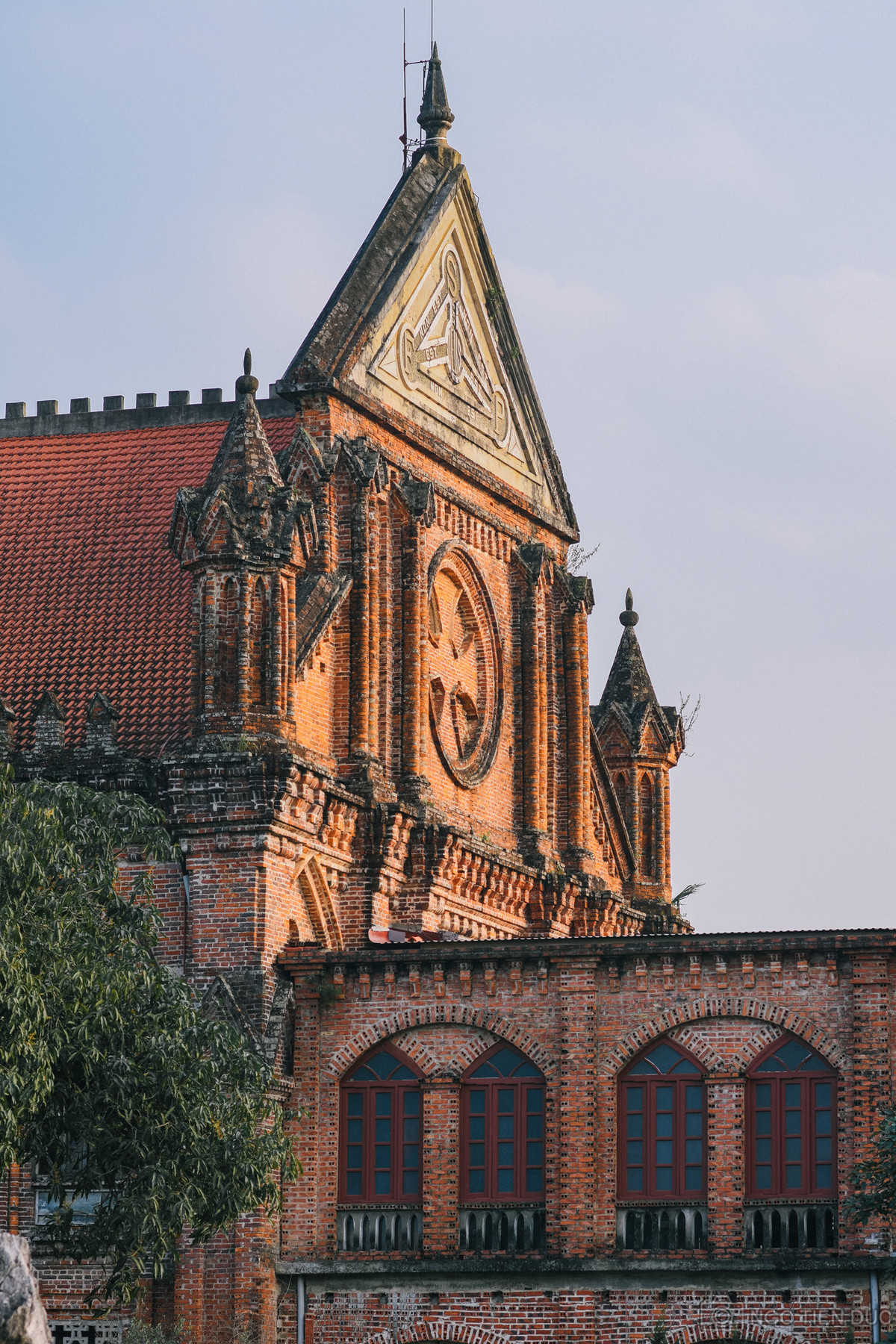 Bên cạnh đó, nếu có dịp tham quan Đan viện Châu Sơn, du khách cần ý thức việc giữ gìn sự tôn nghiêm và cảnh quan chung như không gây ồn ào, mất trật tự và không xả rác, không ngồi hoặc giẫm lên những tảng đá trắng, cỏ cây.