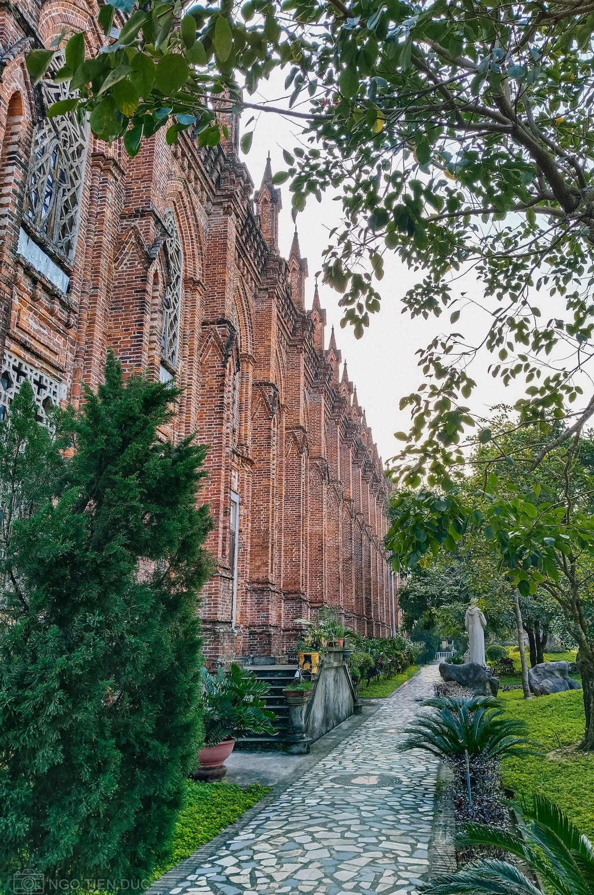 Ngoài Đan viện Thánh mẫu Châu Sơn, du khách tới Nho Quan, Ninh Bình có thể kết hợp khám phá, trải nghiệm một số địa điểm du lịch hấp dẫn của địa phương như hồ Đồng Chương, động Vân Trình, VQG Cúc Phương, Khu du lịch tâm linh Phủ Đồi Ngang,… và thưởng thức các món đặc sản thơm ngon như thịt dê, cơm cháy,…