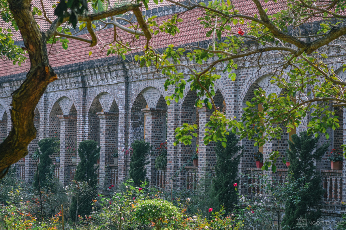 Tuy nhiên, không nhiều du khách biết đến nơi này bởi đây không phải địa điểm du lịch mà là công trình công giáo tôn nghiêm, phục vụ hoạt động tu viện và cầu nguyện.