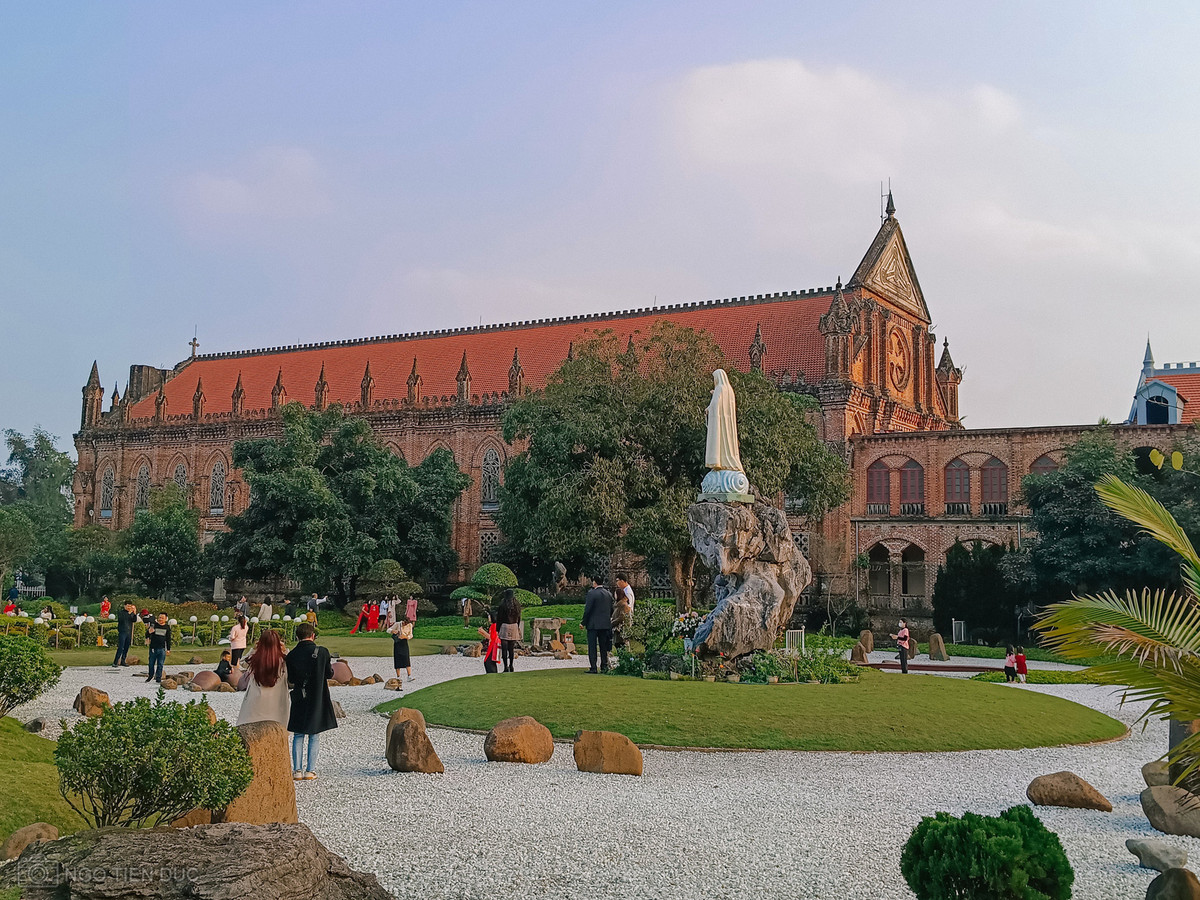 Bên ngoài nhà thờ xây bằng gạch mộc không tô vữa, tạo nên sắc đỏ trầm nổi bật giữa không gian. Khi xây dựng ngôi nhà thờ này, gạch được đặt làm riêng để tạo điểm nhấn bắt mắt.