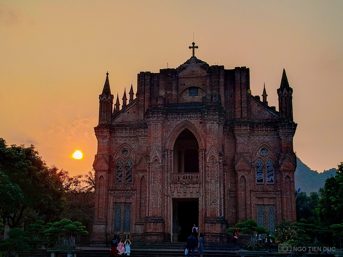 Mái vòm của nhà thờ không phải làm bằng xi măng cốt thép mà được làm từ mật mía, bã mía và tre bổ ra đan vào nhau.