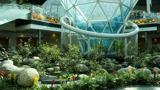 Gặp đối thủ xứng tầm, sân bay Changi mất vị trí số 1 - Hình 2 Gap doi thu xung tam, san bay Changi mat vi tri so 1-Hinh-2