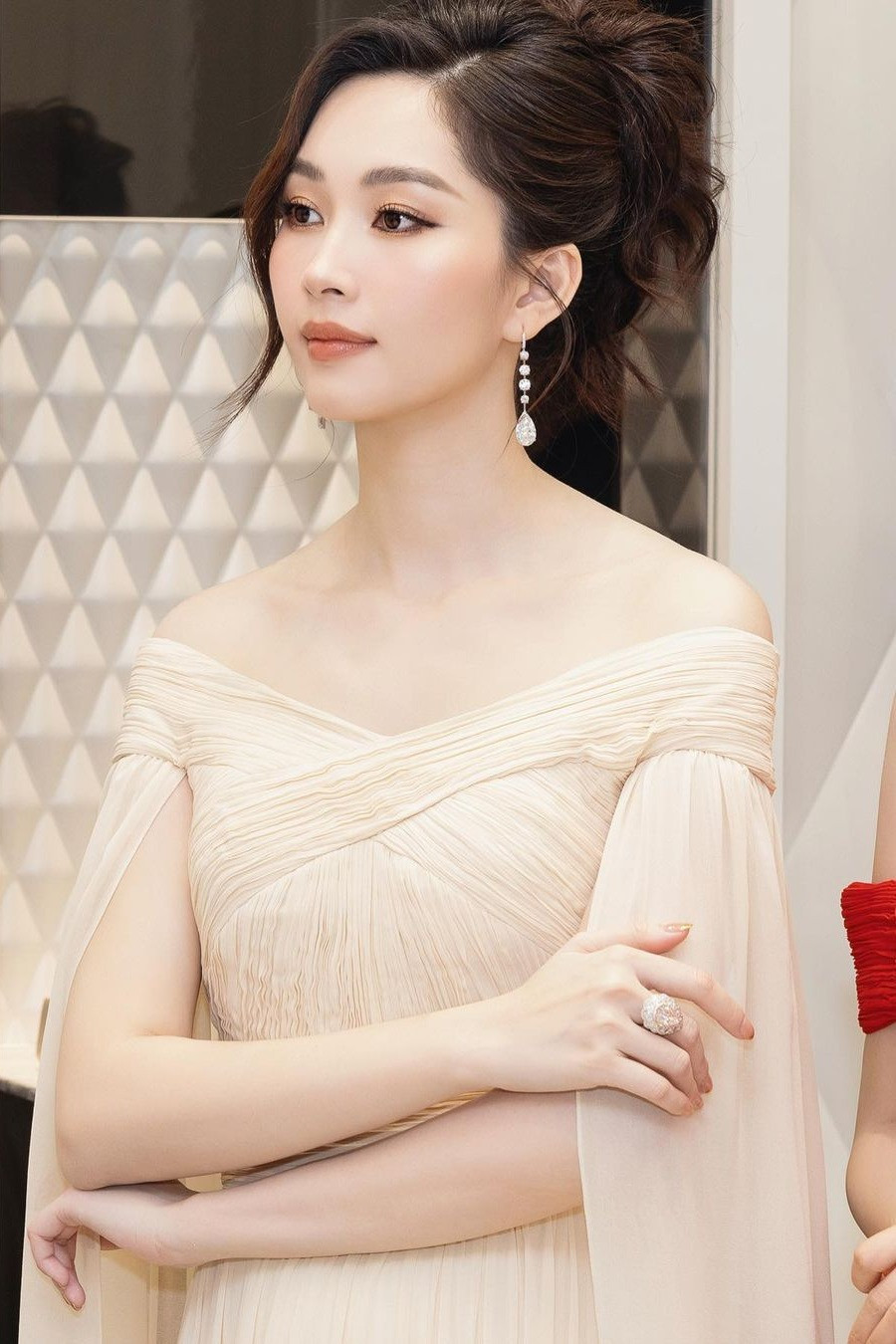 HH Dang Thu Thao roi Showbiz, yen vui voi chong dai gia-Hinh-2