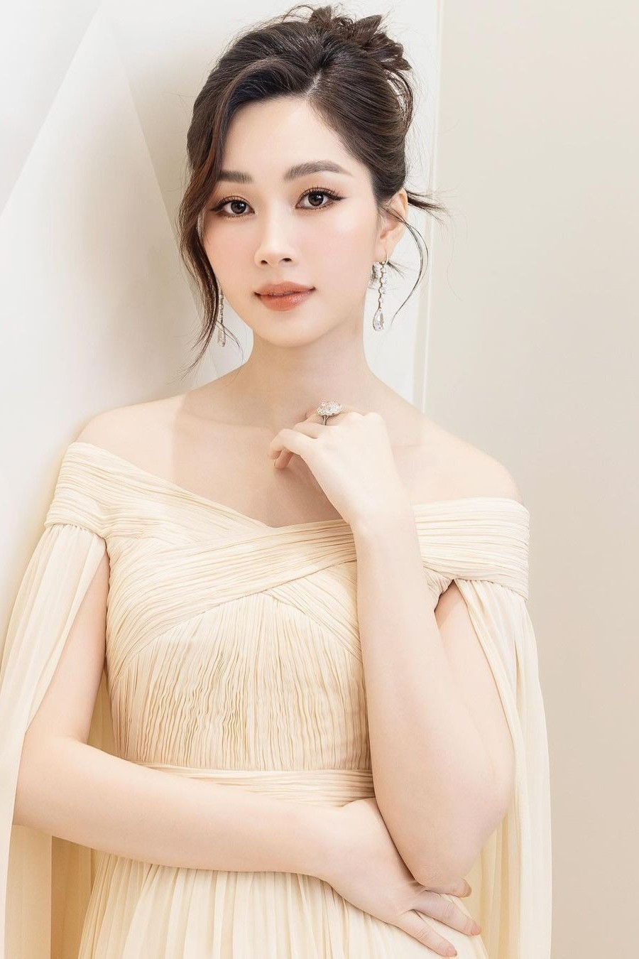 HH Dang Thu Thao roi Showbiz, yen vui voi chong dai gia