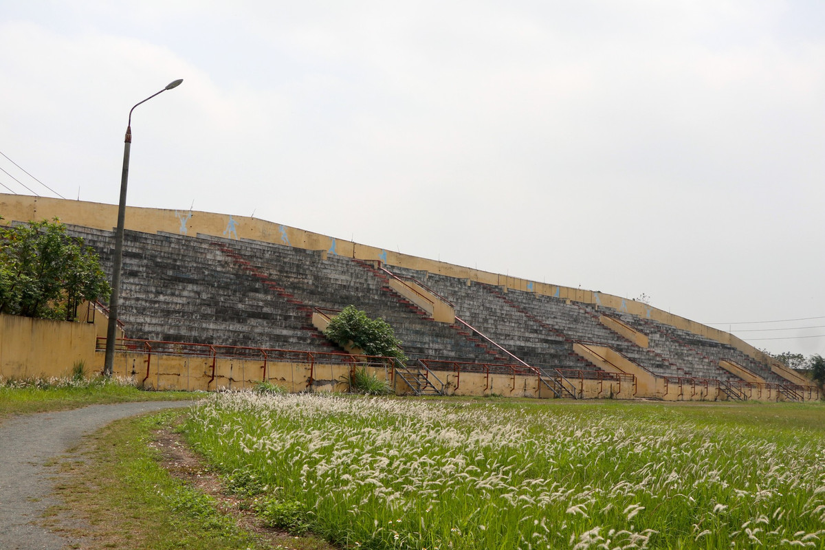San van dong 'hoanh trang' nhung 'ngu quen' ca chuc nam o Ha Noi-Hinh-2