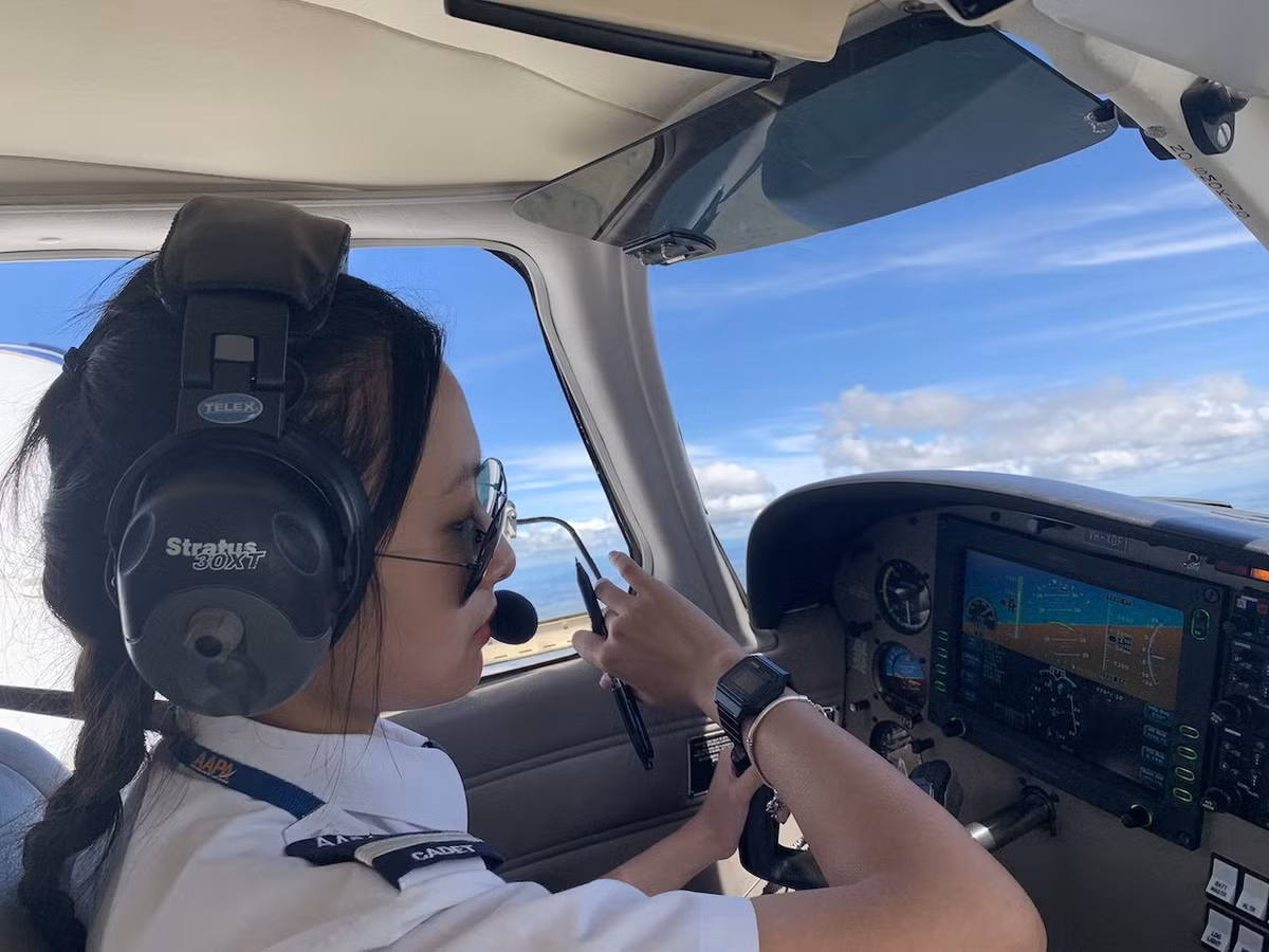 Chuyen bay dem Giao thua cua nu phi cong xinh dep