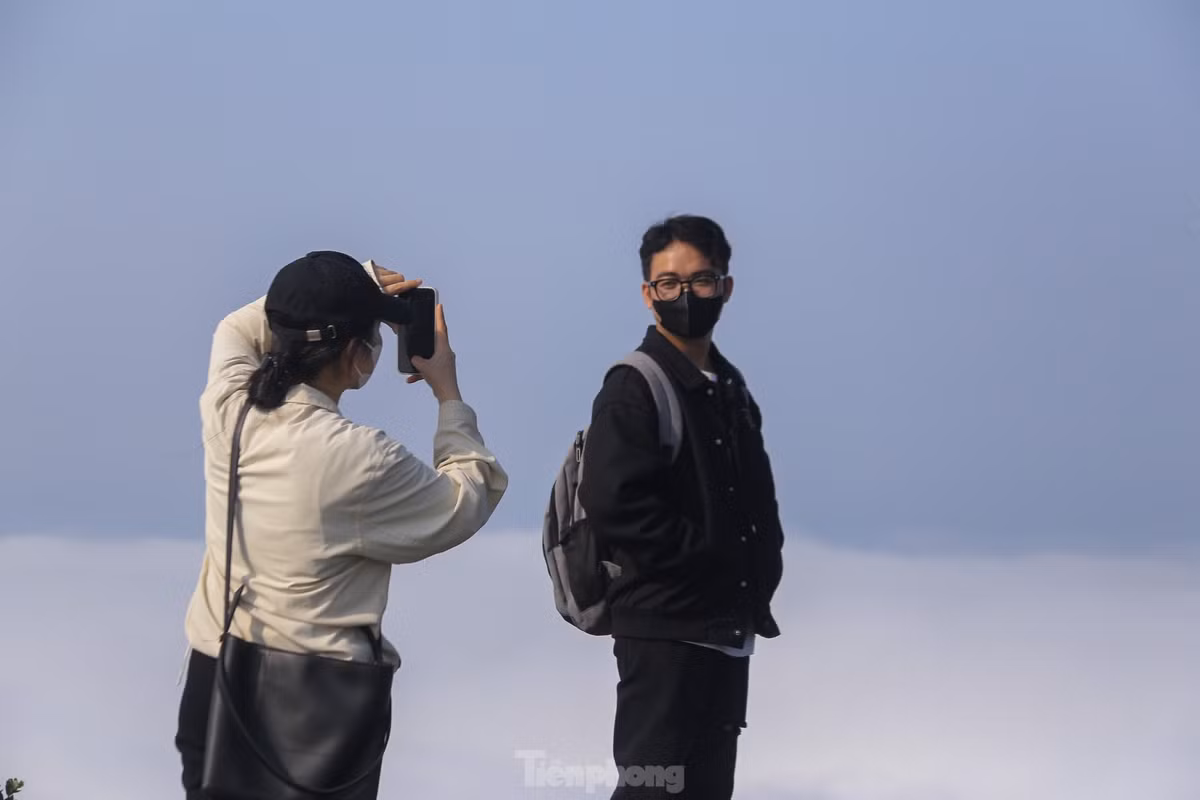 Do xo len dinh Ban Tho sau 'check-in' cua ty phu Bill Gates-Hinh-8