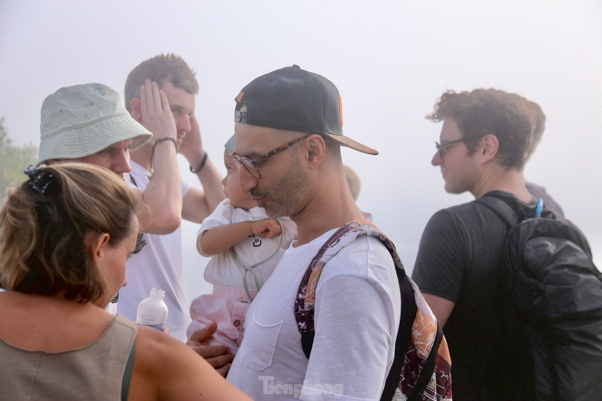 Do xo len dinh Ban Tho sau 'check-in' cua ty phu Bill Gates-Hinh-5