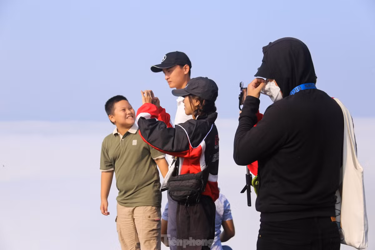 Do xo len dinh Ban Tho sau 'check-in' cua ty phu Bill Gates-Hinh-4