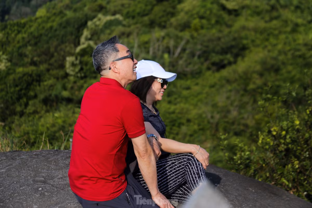 Do xo len dinh Ban Tho sau 'check-in' cua ty phu Bill Gates-Hinh-9