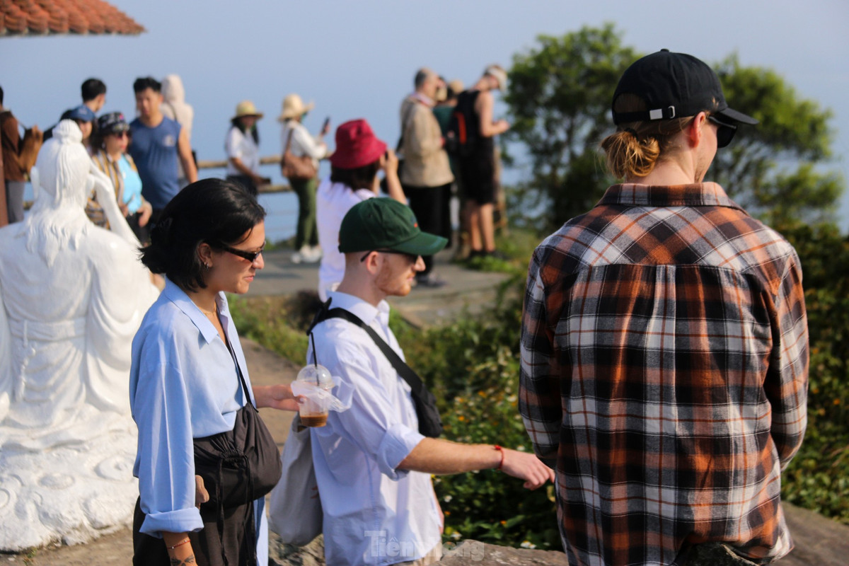 Do xo len dinh Ban Tho sau 'check-in' cua ty phu Bill Gates-Hinh-12