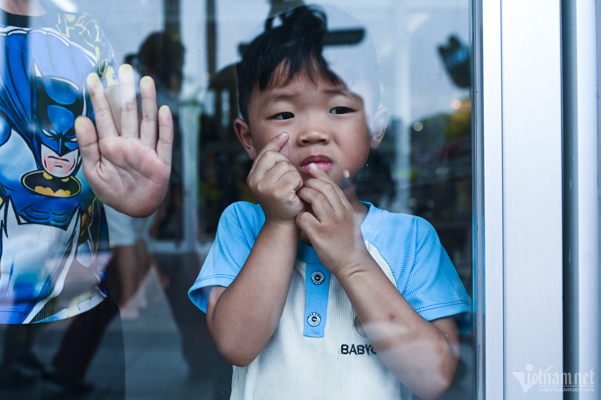 'Bien nguoi' vao trung tam thuong mai tron nang mua sam ky nghi le-Hinh-10