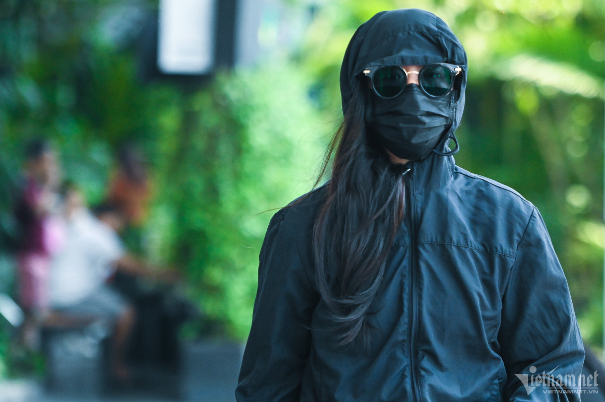 'Bien nguoi' vao trung tam thuong mai tron nang mua sam ky nghi le-Hinh-7