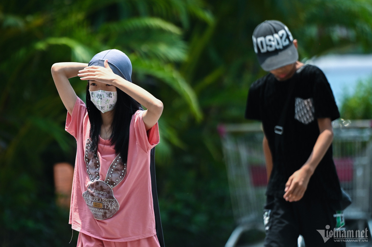 'Bien nguoi' vao trung tam thuong mai tron nang mua sam ky nghi le-Hinh-9