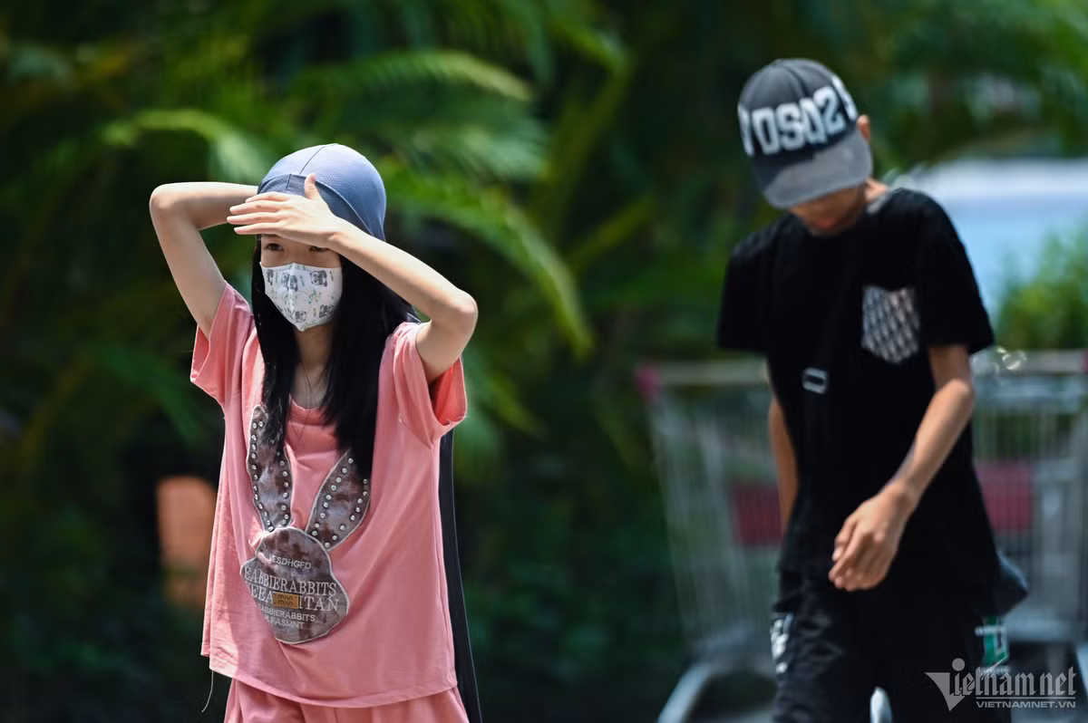 'Bien nguoi' vao trung tam thuong mai tron nang mua sam ky nghi le-Hinh-9