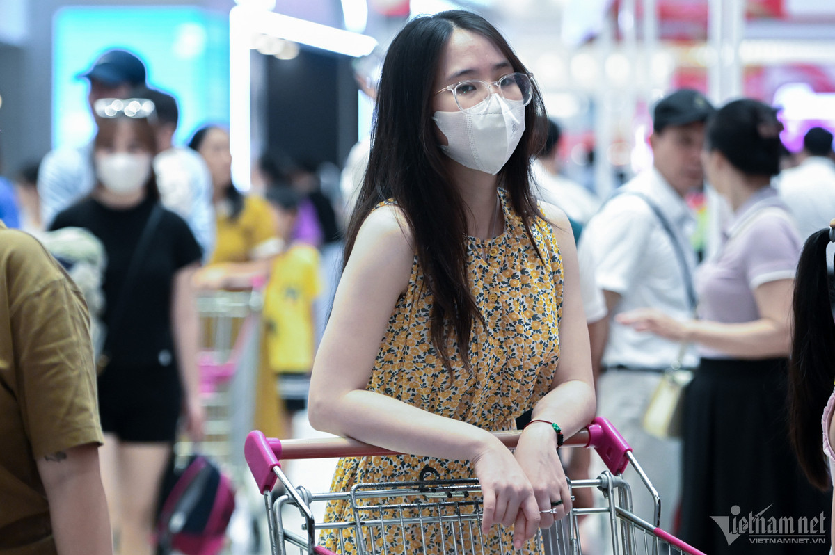 'Bien nguoi' vao trung tam thuong mai tron nang mua sam ky nghi le-Hinh-3