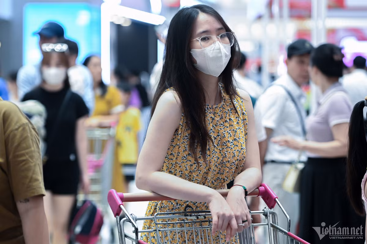 'Bien nguoi' vao trung tam thuong mai tron nang mua sam ky nghi le-Hinh-3