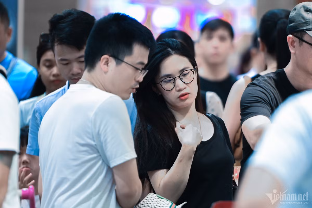 'Bien nguoi' vao trung tam thuong mai tron nang mua sam ky nghi le-Hinh-5