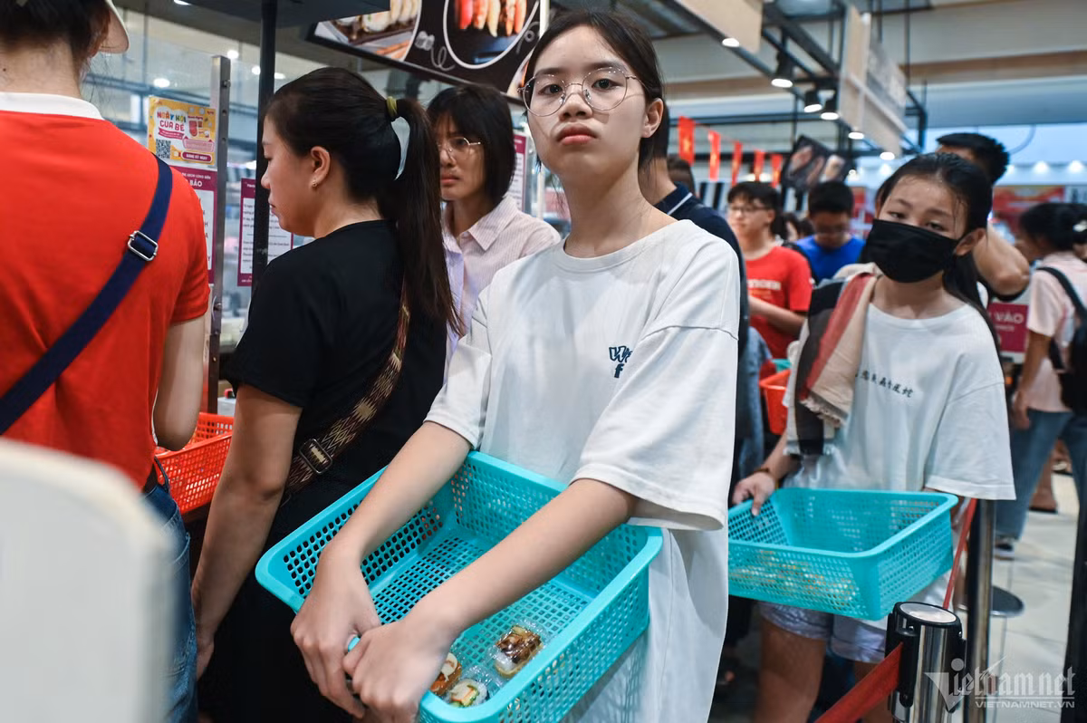 'Bien nguoi' vao trung tam thuong mai tron nang mua sam ky nghi le-Hinh-4