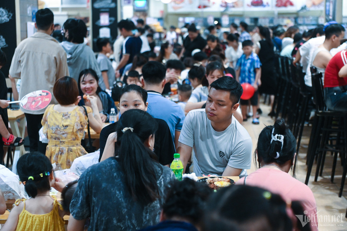 'Bien nguoi' vao trung tam thuong mai tron nang mua sam ky nghi le