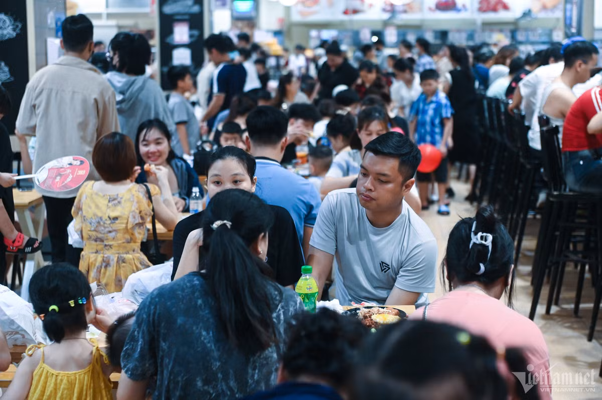 'Bien nguoi' vao trung tam thuong mai tron nang mua sam ky nghi le