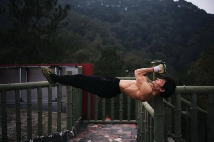 Tình yêu với thể dục của ông Heping bắt đầu từ năm 1979, khi ông đọc về những lợi ích của việc tập luyện trên một tờ tạp chí. Từ đó, mỗi ngày, Heping luôn bắt đầu tập thể dục từ 5h30 trước khi đi làm lúc 8h. Ông đã duy trì thói quen thói quen rèn luyện thể lực đều đặn suốt 45 năm. 