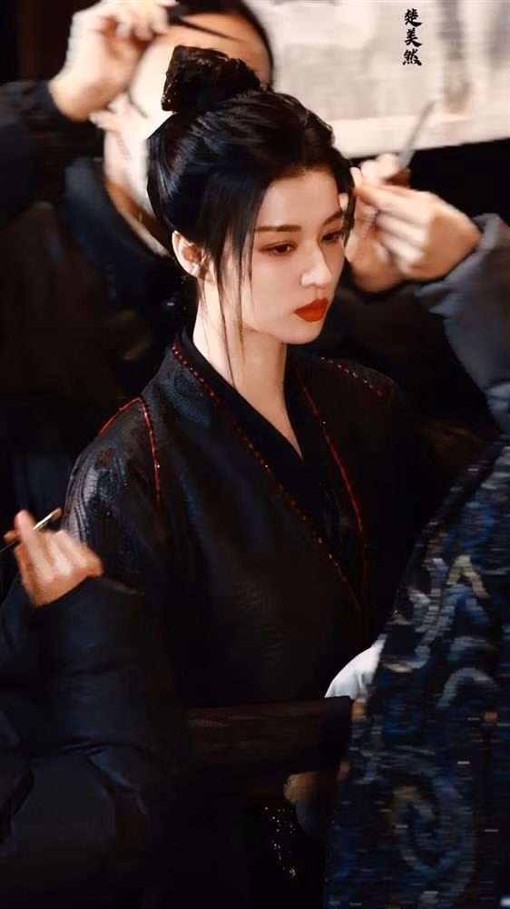 Tao hinh Vuong So Nhien gay sot vi nhan sac va vong eo-Hinh-2