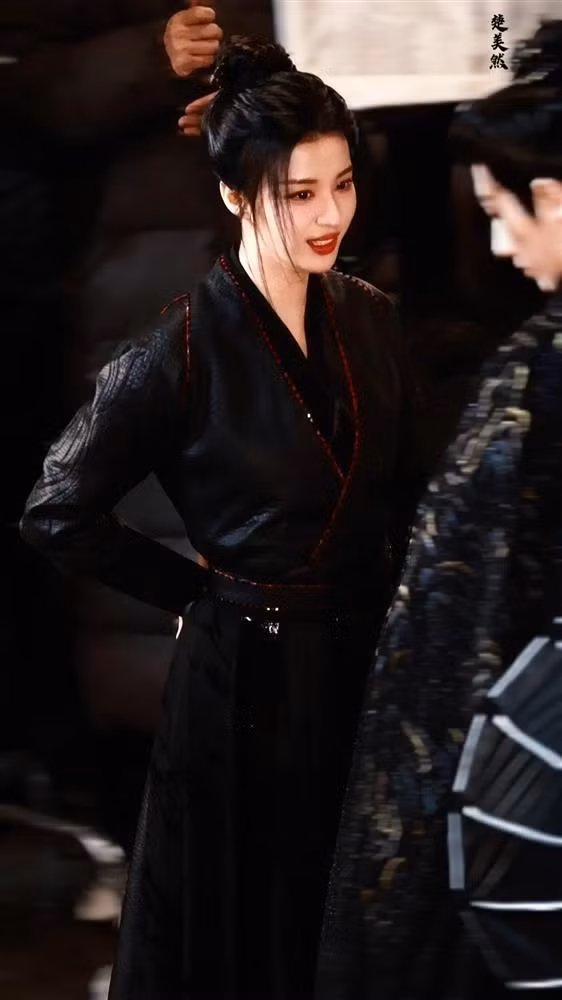 Tao hinh Vuong So Nhien gay sot vi nhan sac va vong eo