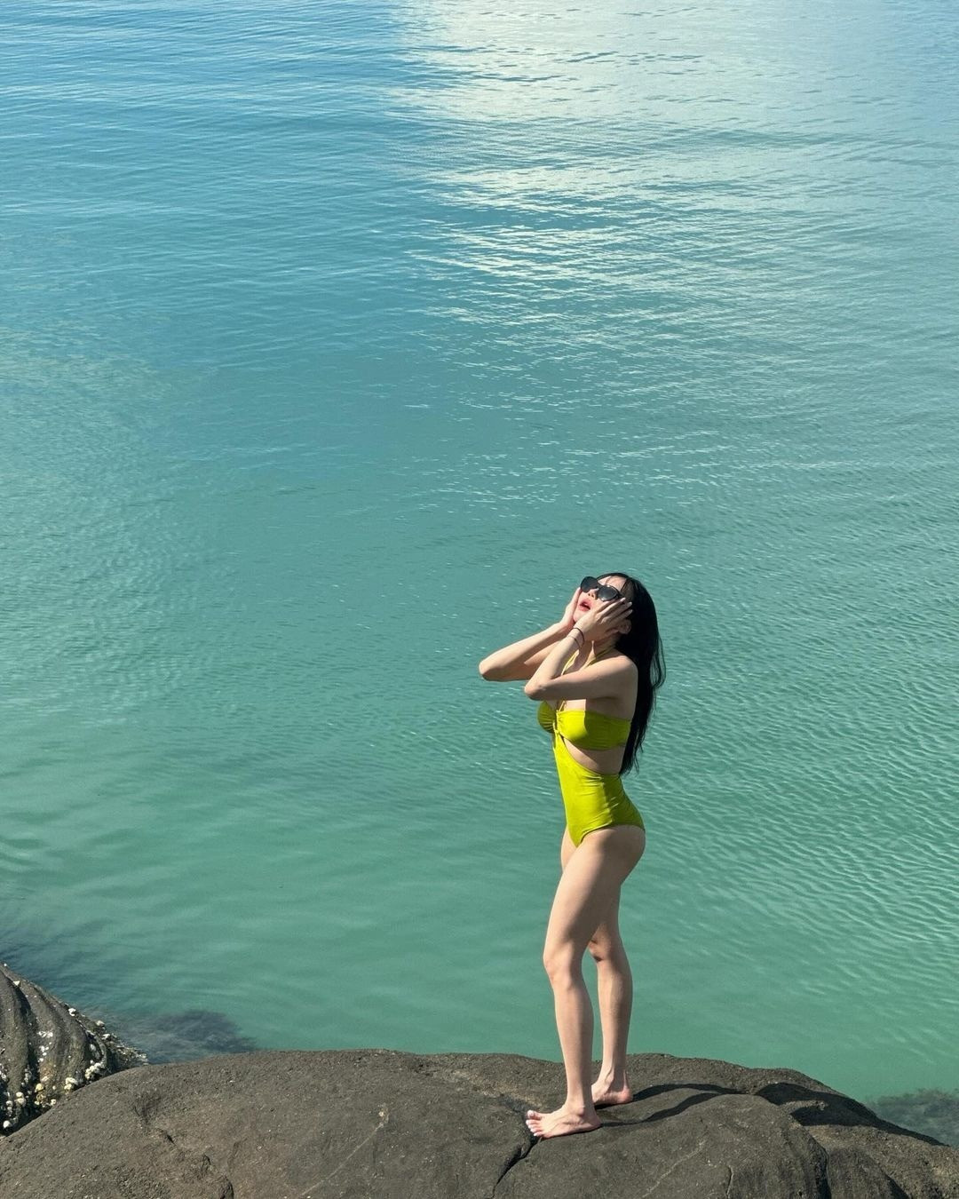 Hai thanh vien Momoland khoe dang goi cam tai Phu Quoc-Hinh-4