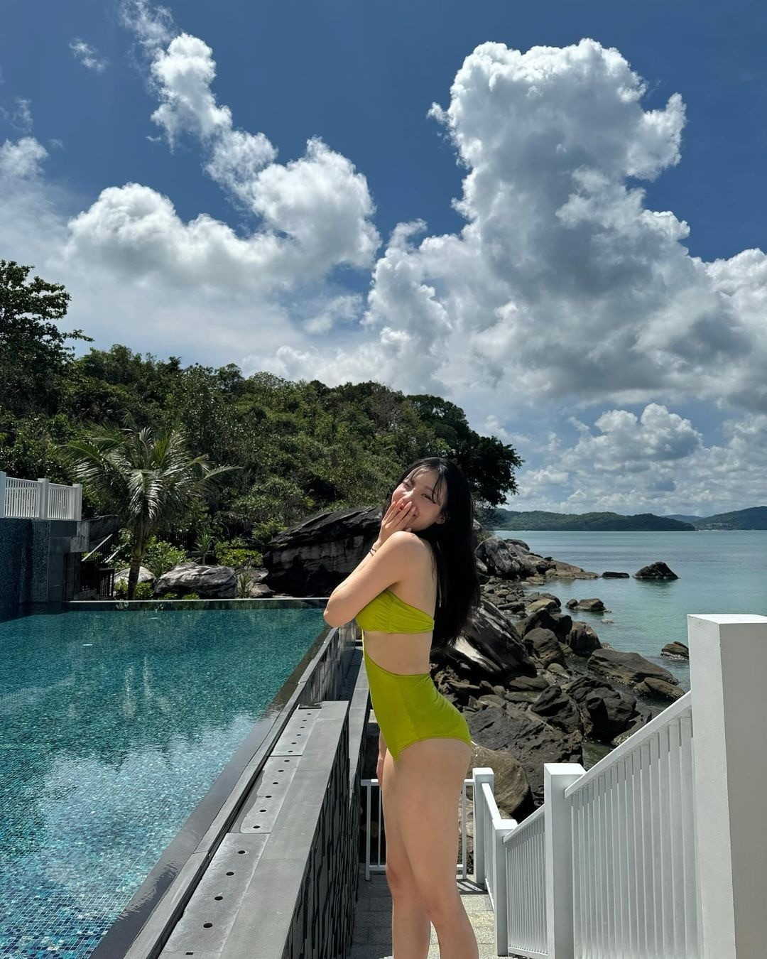 Hai thanh vien Momoland khoe dang goi cam tai Phu Quoc