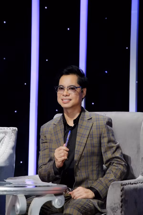 Tuy nhiên, từ ngày mẹ mất, nam ca sĩ sống thui thủi một mình. Trong chương trình "Ca sĩ bí ẩn", anh tâm sự: "Nói thật, từ ngày mẹ mất, tôi chỉ lủi thủi một mình trong biệt thự, tự nấu ăn, tập tạ, đánh bóng, luyện võ, làm nhạc".