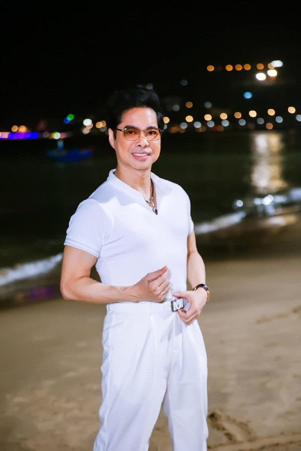 Sau khi thành danh với dòng nhạc nhẹ, những năm 2000, Ngọc Sơn lại gây ấn tượng với dòng nhạc bolero. Là giọng ca có nhiều năm theo đuổi và gặt hái được thành công với bolero, Ngọc Sơn đã có được lượng khán giả đông đảo. "Với tôi, bolero vẫn luôn được đón nhận nồng nhiệt. Tôi vẫn hát bolero rất nhiều và nhận thấy rằng các chương trình về bolero vẫn luôn cháy vé, người ta chen nhau đến đập gương vỡ kính để coi", Ngọc Sơn từng chia sẻ trên Thanh Niên về dòng nhạc mà mình theo đuổi.