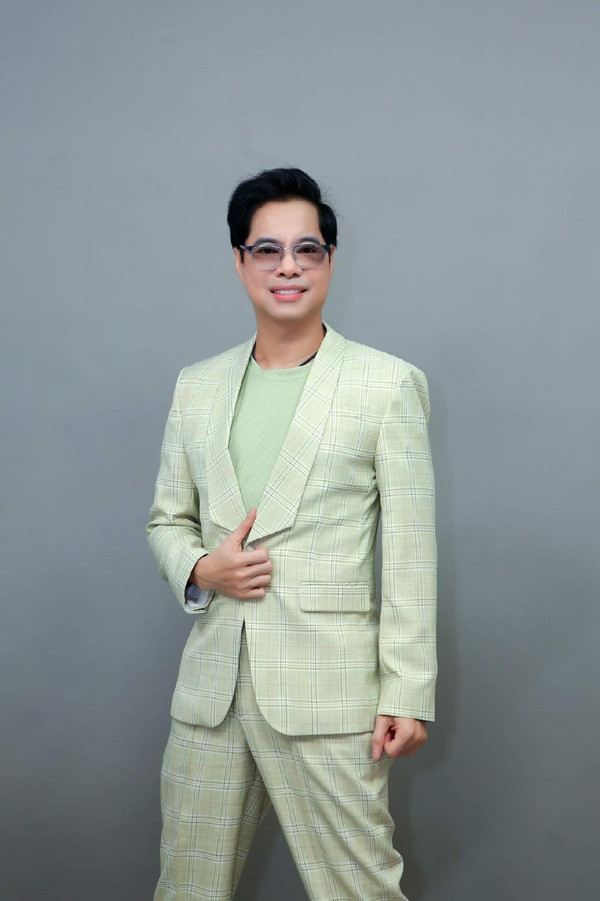 Hơn 30 năm theo nghiệp ca hát, thành công được khán giả yêu mến nhưng đi đâu làm gì Ngọc Sơn cũng tự nhận mình là "tấm thân bé nhỏ" trong đại gia đình. Ngoài ra, anh còn được xem là nghệ sĩ giữ trọn đạo hiếu lúc nào cũng tâm niệm dành tình yêu thương cho mẹ. Dù kiếm ra được nhiều tiền nhưng có bao nhiêu anh cũng để mẹ giữ.