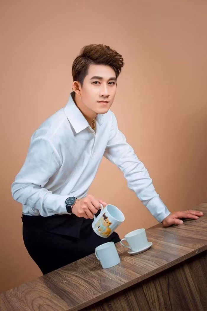 Nam ca si hoang hon vi mot khan gia nu nhao lon len san khau