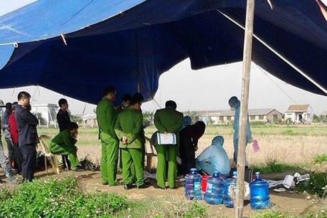 Tiến hành khai quật, công an tìm thấy một thi thể đang phân hủy. Thi thể này được xác định là của nữ giới, tử vong trước đó nhiều tháng. Qua công tác giám định, Công an tỉnh Cao Bằng xác nhận, thi thể này là của chị Đ.M.C, người mới được gia đình trình báo mất tích. Công tác khám nghiệm cũng chỉ ra rằng, chị C đã bị sát hại bằng vật sắc, nhọn. (Ảnh minh họa, nguồn Báo Lao Động) 