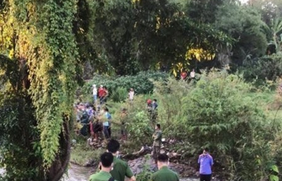 Gây án xong, Trường trở nên hoảng loạn. Gã gọi cho em trai và mẹ kể lại mọi chuyện. Cả ba cùng bàn bạc đem thi thể chị C ra con suối cách nhà khoảng 20m đào hố chôn cất. Suốt quãng thời gian đó, khi có ai hỏi về chị C, Trường đều trả lời chị này đi làm xa, đi vắng, bận… Chỉ đến khi gia đình chị C sốt ruột, nảy sinh nghi ngờ nên đã trình báo công an thì sự việc kinh hoàng mới được phát hiện. (Ảnh minh họa, nguồn internet) 