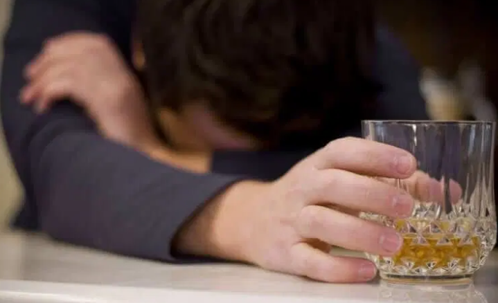 Thời điểm này, các trinh sát được một nhân chứng cho biết Trường từng giải thích về sự mất tích nhiều tháng của C với hàng xóm là do chị này về nhà mẹ đẻ. Khi đi sâu vào mối quan hệ giữa Trường và C, các trinh sát cũng nhận được thông tin, cặp đôi này rất hay to tiếng, cãi vã. Trường thường xuyên say rượu, mỗi lần như thế, giữa hai "vợ chồng" lại "cơm chẳng lành, canh không ngọt". (Ảnh minh họa, nguồn internet) 