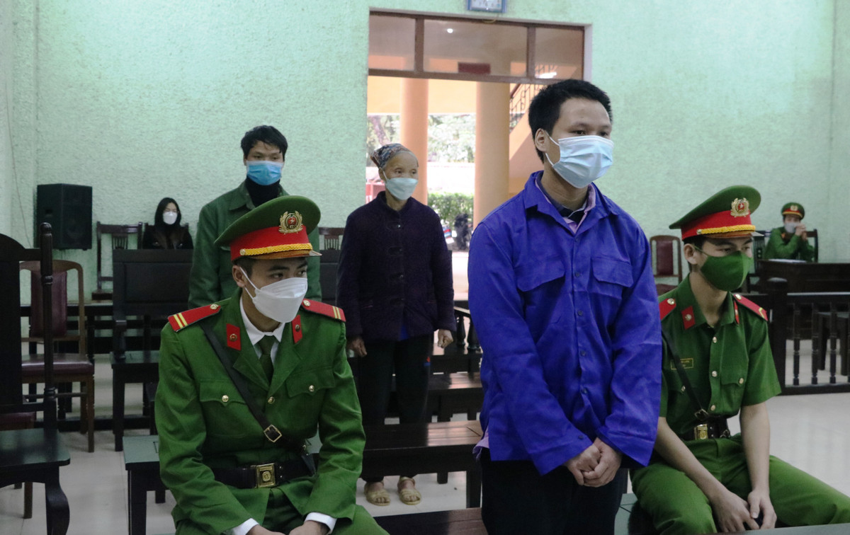 Tội ác của Trường sau này bị TAND tỉnh Cao Bằng tuyên phạt mức án cao nhất: Tử hình. Mẹ và em trai đối tượng cũng phải chịu nhiều tháng tù giam cho hành vi "che giấu tội phạm". 