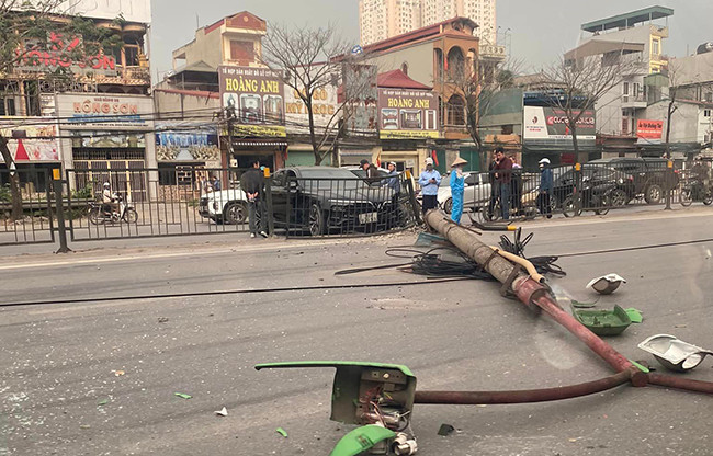 O to mat lai dam gay cot den tren Quoc lo 1A o Ha Noi