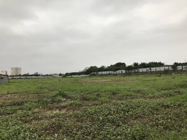 Dũng "ốt" chỉ đạo đám đàn em lấn chiếm các khu đất trống, đất xen kẹt sát với các dự án xây dựng. Những diện tích đất này được băng nhóm Dũng "ốt" và Trung "cổ cánh" dựng nhà tôn, nhà container để cho đàn em ăn ở và cho thuê bán hàng nước. Diện tích đất lấn chiếm còn lại, để cho thuê trông giữ xe, buôn bán vật liệu xây dựng, đánh bạc, chốt sổ công nợ, thu tiền họ hàng ngày... (Ảnh minh họa, nguồn Internet) 