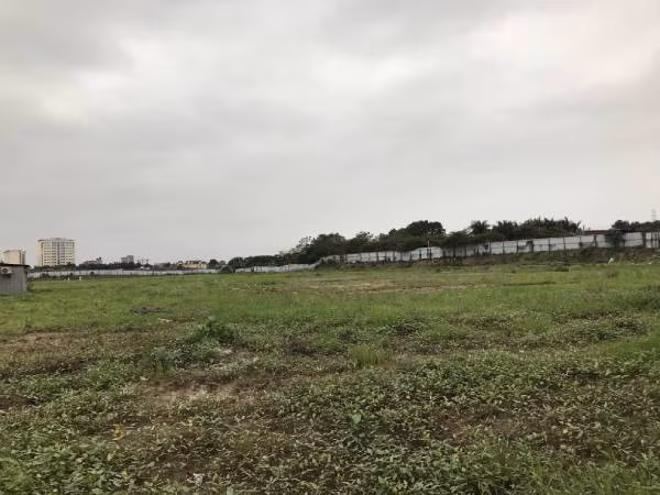 Dũng "ốt" chỉ đạo đám đàn em lấn chiếm các khu đất trống, đất xen kẹt sát với các dự án xây dựng. Những diện tích đất này được băng nhóm Dũng "ốt" và Trung "cổ cánh" dựng nhà tôn, nhà container để cho đàn em ăn ở và cho thuê bán hàng nước. Diện tích đất lấn chiếm còn lại, để cho thuê trông giữ xe, buôn bán vật liệu xây dựng, đánh bạc, chốt sổ công nợ, thu tiền họ hàng ngày... (Ảnh minh họa, nguồn Internet) 