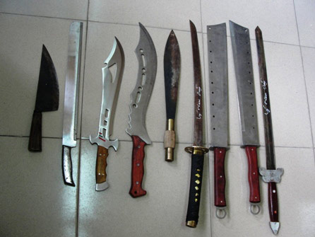 Tại vườn nhà ở số 12 ngõ 89 Tân Xuân, phường Xuân Đỉnh, quận Bắc Từ Liêm, Hà Nội rộng khoảng 2000m2, Dũng "ốt" dựng khoảng 7 phòng để ở và cho đàn em ở các tỉnh ngoài về làm nơi ăn, ở sinh hoạt, trong vườn, đi thu tiền họ. Đây cũng là nơi Dũng cất giấu nhiều dao kiếm, vũ khí thô sơ phục vụ cho việc đi đòi nợ, bảo kê. (Ảnh minh họa, nguồn Internet)