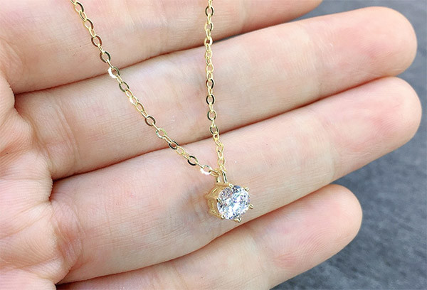 Theo cung cấp của người nhà nạn nhân, ngày thường bà M có đeo một sợi dây vàng tây trên cổ. Vào thời điểm được phát hiện tử vong, sợi dây vàng ấy đã biến mất, tìm trong két sắt cũng không có. Khi khám nghiệm xung quanh, các điều tra viên nhận thấy hầu hết các phòng nghỉ đều rất ngăn nắp, chứng tỏ không có khách, duy chỉ có phòng 402 thì giường chiếu đang nhàu nhĩ. (Ảnh minh hoạ, nguồn Internet)