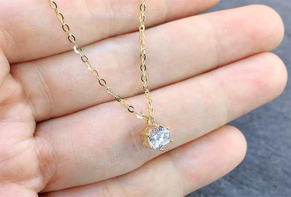 Theo cung cấp của người nhà nạn nhân, ngày thường bà M có đeo một sợi dây vàng tây trên cổ. Vào thời điểm được phát hiện tử vong, sợi dây vàng ấy đã biến mất, tìm trong két sắt cũng không có. Khi khám nghiệm xung quanh, các điều tra viên nhận thấy hầu hết các phòng nghỉ đều rất ngăn nắp, chứng tỏ không có khách, duy chỉ có phòng 402 thì giường chiếu đang nhàu nhĩ. (Ảnh minh hoạ, nguồn Internet)